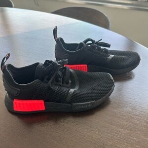 Unisex Adidas black sneaker w/Breathable Mesh & Cushioned Midsole